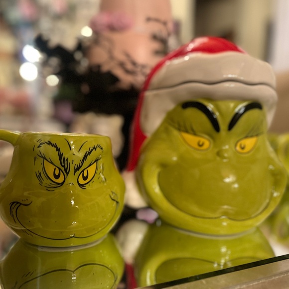 New Grinch Cookie Jar and four mugs